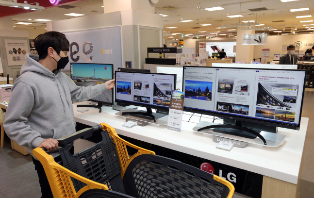 재택근무 강화에 TV·모니터 판매 증가