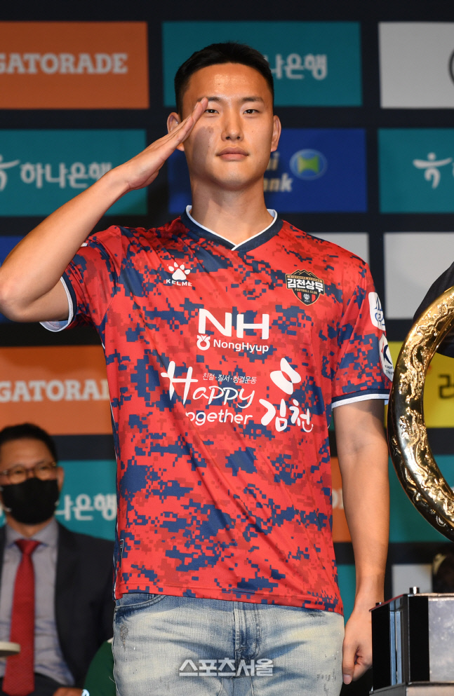 [포토]거수 경례로 인사하는 김천 상무 정승현