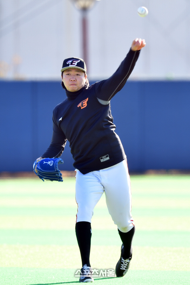 롱토스로 몸푸는 한화 김범수[포토]