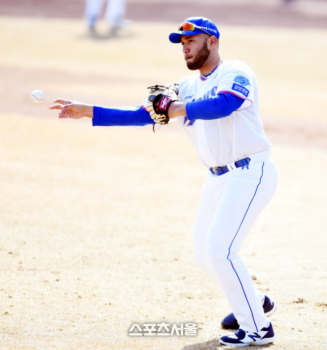 [포토] 삼성 수아레즈 \'빈 틈 없는 수비\'