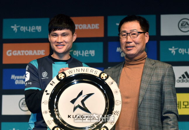 [포토]안산 그리너스 조민국 감독과 김륜도