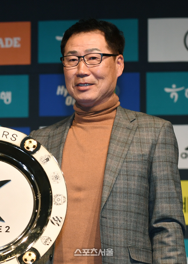 [포토]안산 그리너스 이끄는 조민국 감독