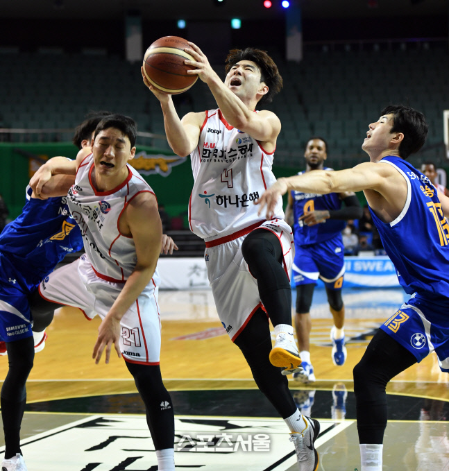 \'그래도 난 던진다!\' 파울에도 슛하는 김낙현[포토]