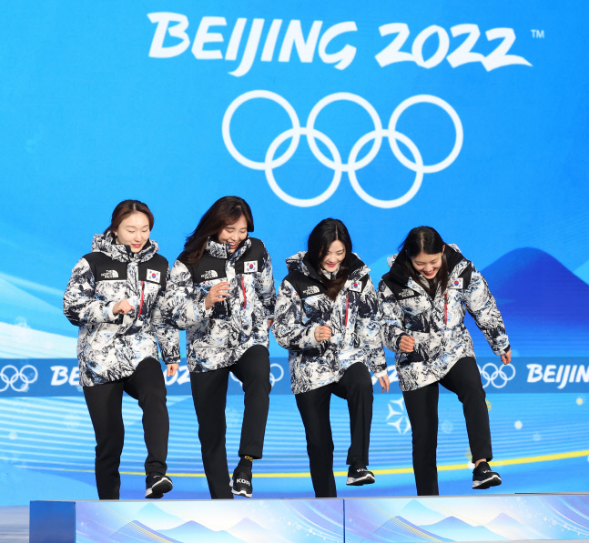 시상대 오르 쇼트트랙 여자대표팀