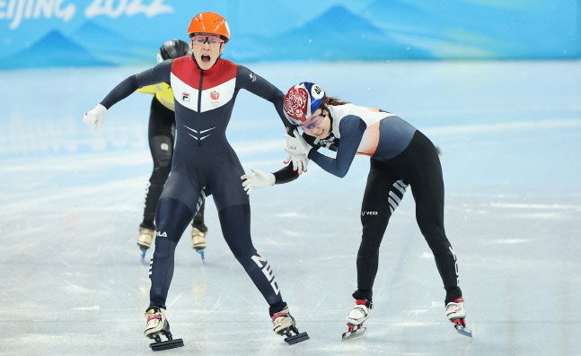 최민정과 수잔 슐팅의 여자 1000m 결승 다툼