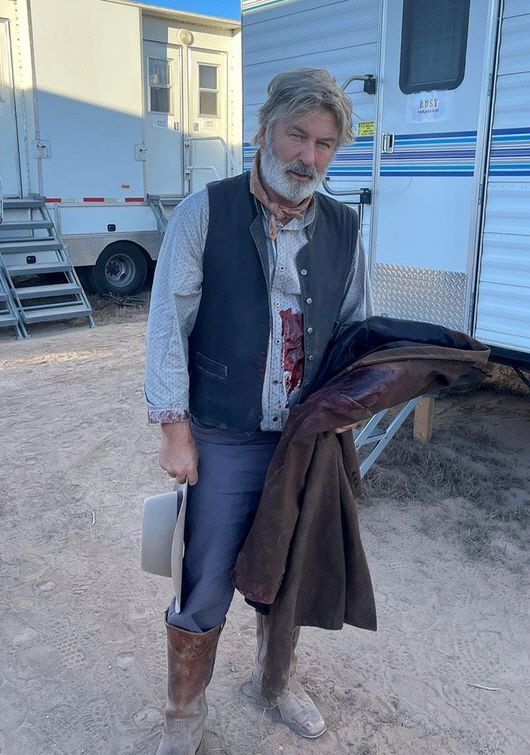 알렉 볼드윈, 촬영감독 총격 사망으로 유족에 피소.."그가 죽여" [할리웃톡]