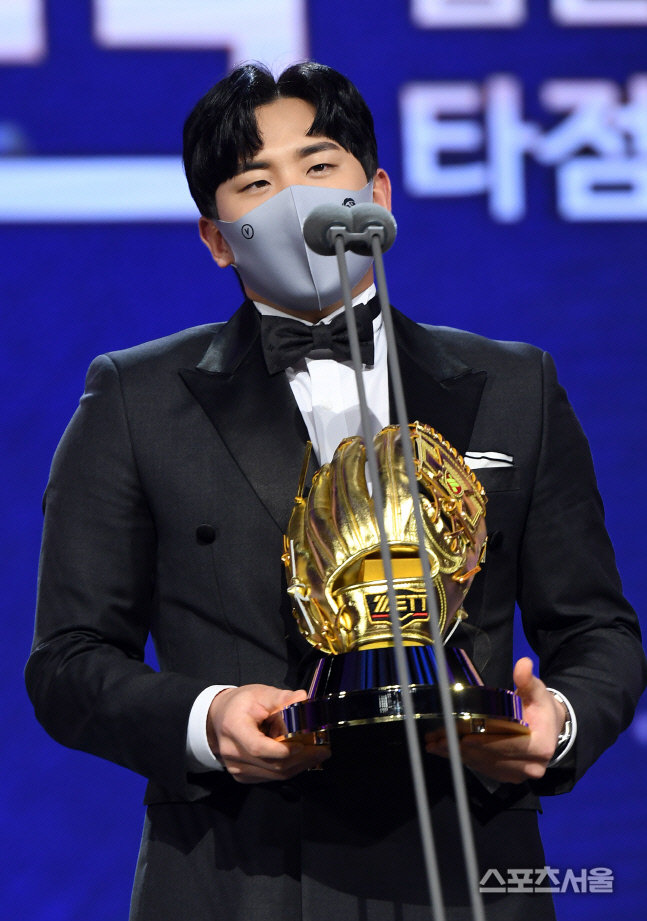 [포토]첫 골든글러브 수상 소감 밝히는 정은원