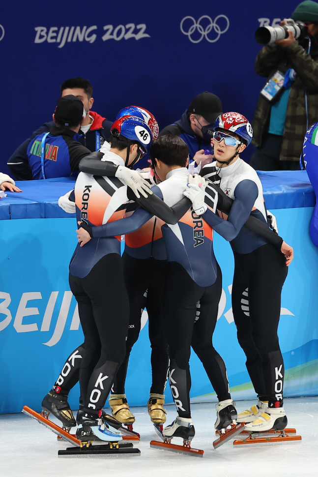쇼트트랙 男 5000m계주, 12년만에 은메달 수확[2022 베이징]