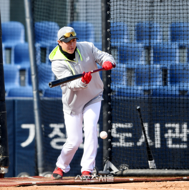 [포토] 황재균 '번트부터 시작하자'