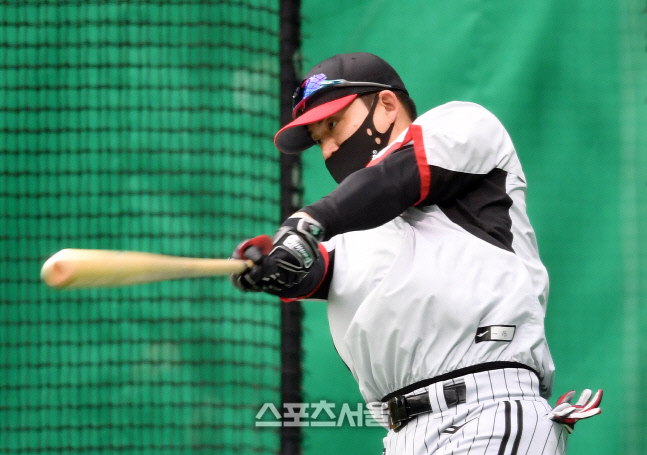 [포토]LG 김민성, 힘차게 스윙!