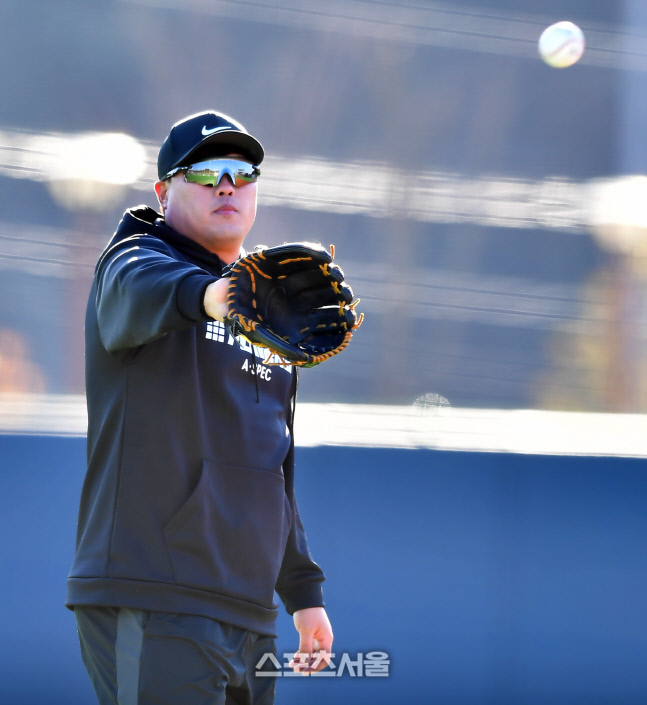 류현진과 함께 롱토스로 몸푸는 장민재[포토]