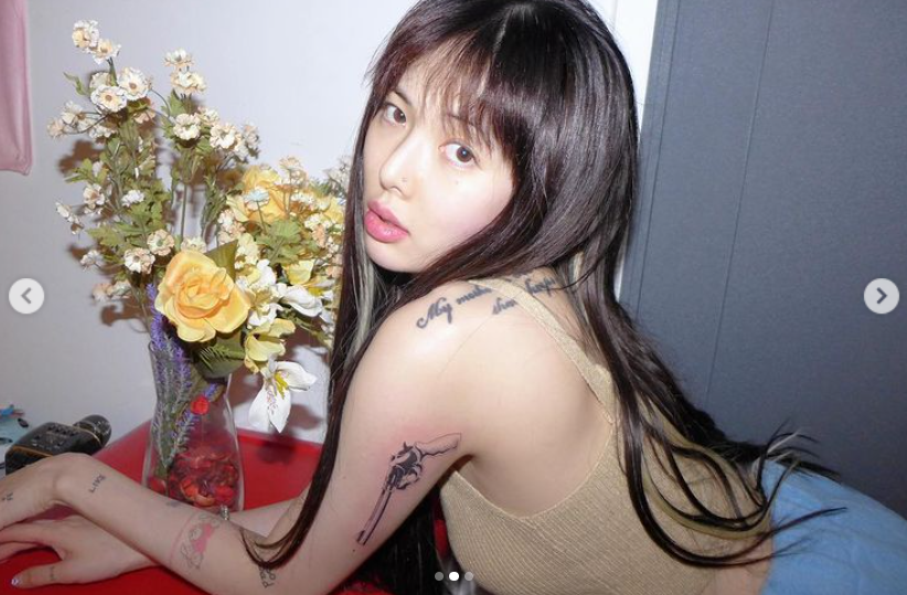 현아, 파격 반라 타투 공개... 등 라인 따라 흐르는 별빛[★SNS]