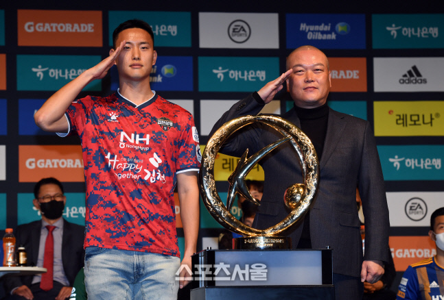 [포토]거수 경례하는 김천 상무 김태환 감독과 정승현