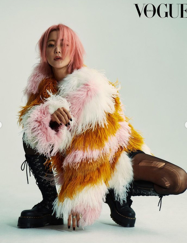 김희선, 핑크머리+망사스타킹까지..전에 없던 '파격 변신'[★SNS]