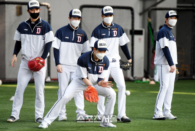 [포토] 두산 최승용 \'나이스 캐치\'