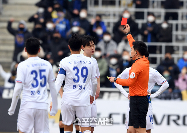 [포토]퇴장 당하는 수원 삼성 김건희