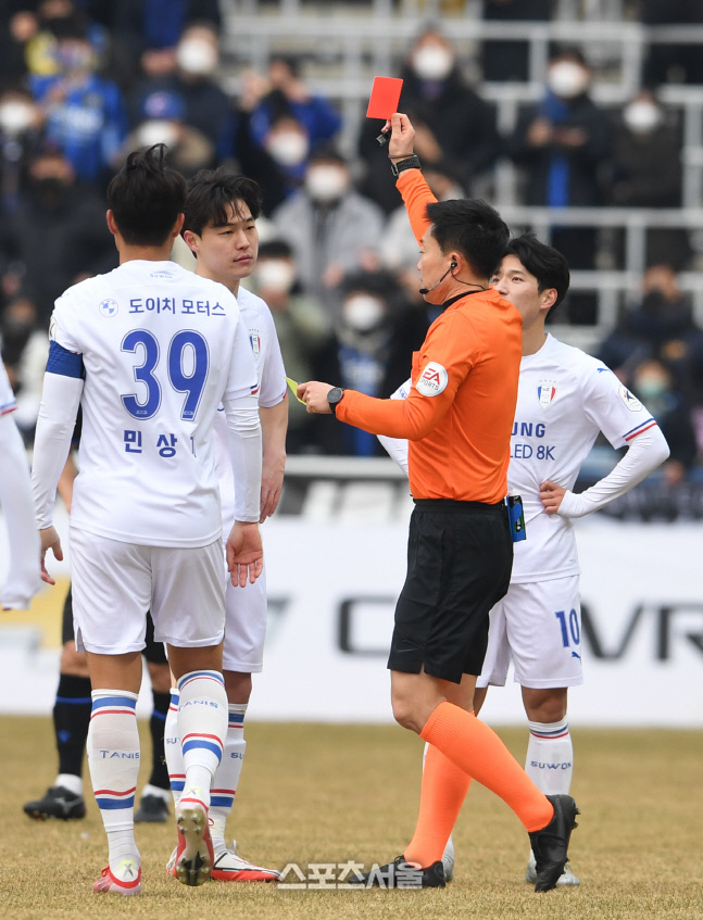 [포토]수원 삼성 김건희에게 퇴장 명령하는 주심