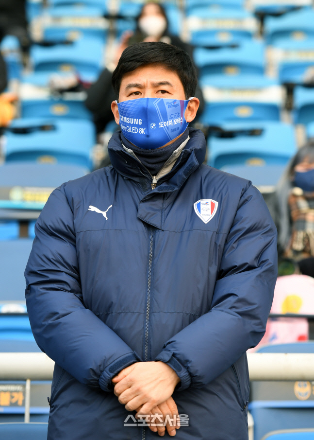 [포토]인천 원정으로 시즌 시작하는 수원 박건하 감독