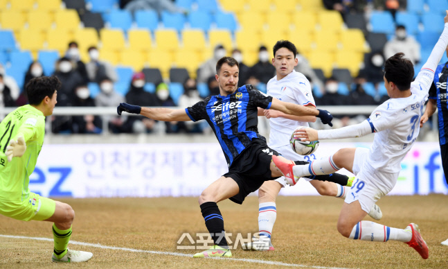 [포토]인천 무고사, 멋지게 발리슛