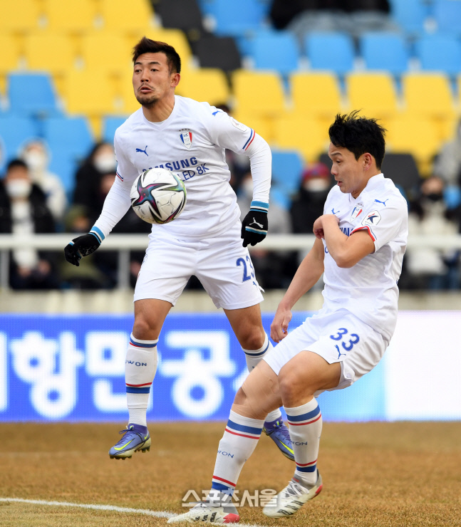[포토]가슴으로 골키퍼에게 패스하는 수원 삼성 이기제