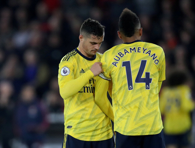 박탈됐어도 명색이 前 주장인데…아스널 샤카, 주장 완장 '패싱'으로 구설수