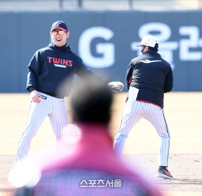 [포토]LG 정주현, 류지현 감독 놀리기
