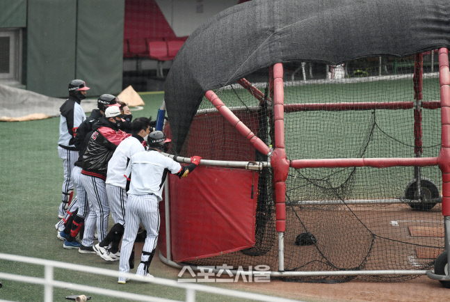 [포토]강풍 닥친 LG 이천 스프링캠프, 케이지를 사수하라!