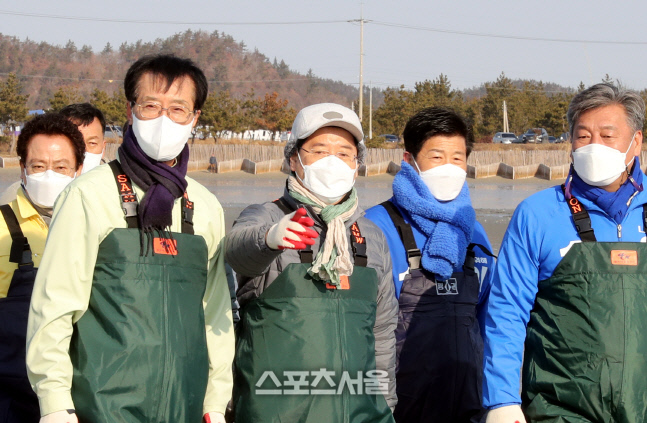 전남도, 개체굴 고소득 시범양식 현장 살펴