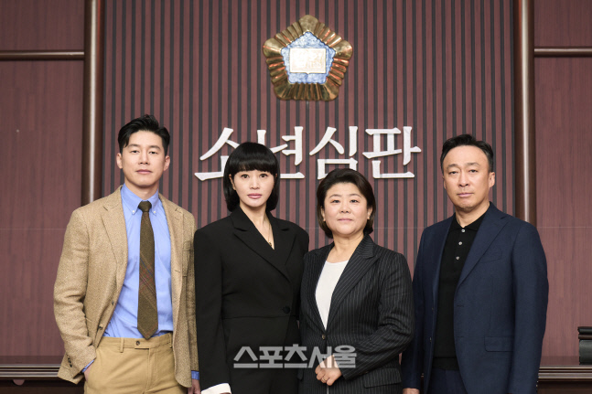 [포토] 김무열-김혜수-이정은-이성민 '활약이 기대되는 판사님들'