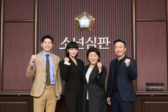 [포토] 김무열-김혜수-이정은-이성민 '환한 표정으로 화이팅'