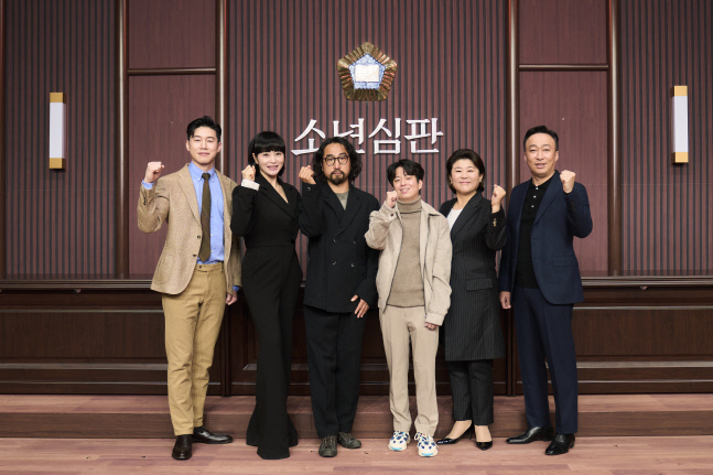 [포토] 화이팅 외치는 '소년심판' 출연진-감독-작가