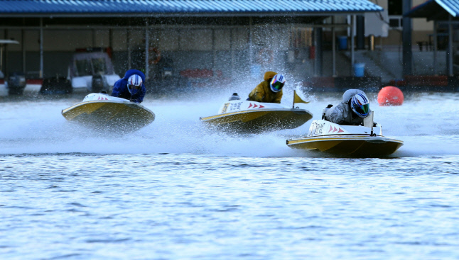 2-1 미사리 경정장에서 출전 선수들이 경주를 펼치고 있다