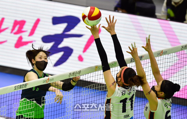 '수지언니 피했다!' 현대건설 고예림[포토]