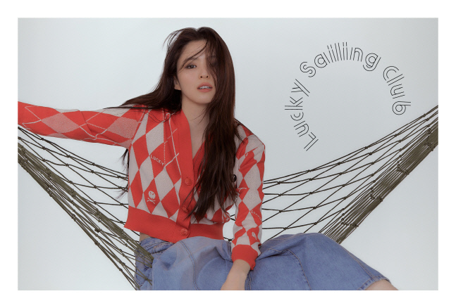 ‘럭키한’ 한소희, 올해도 ‘럭키슈에뜨’ 뮤즈 이어간다