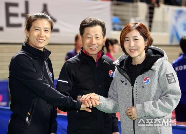 대한항공의 강문수 감독과 김경아 당예서 코치