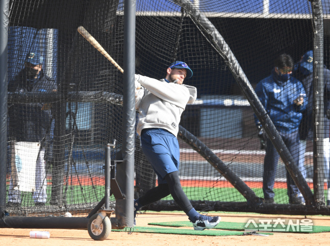 [포토]NC의 새 외국인타자 마티니, 호쾌한 스윙