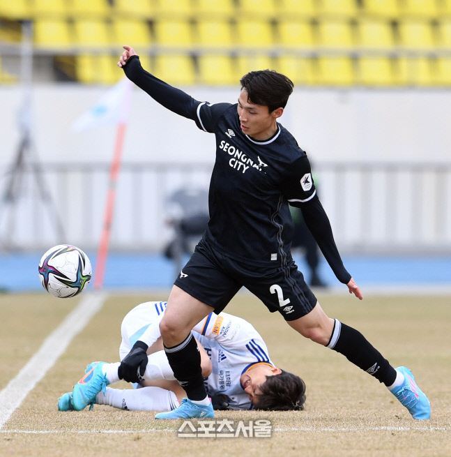 [포토]이시영의 파울에 넘어지는 이청용(성남-울산)