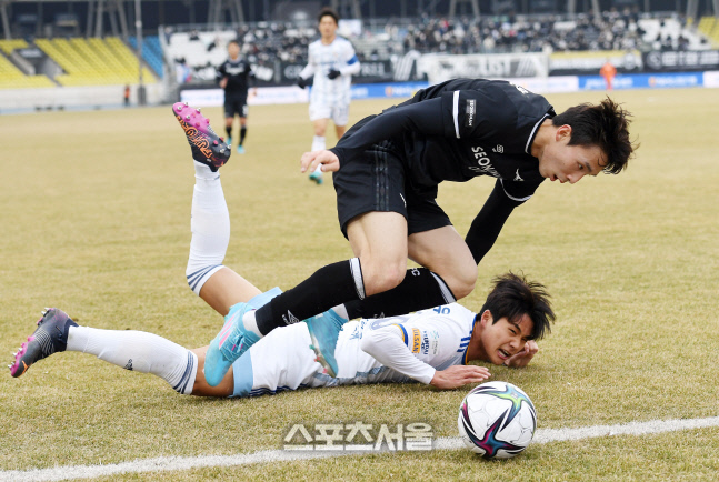 [포토]이시영의 파울에 넘어지는 설영우(성남-울산)
