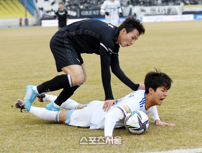 [포토]울산 설영우, 완전히 눌렸어...