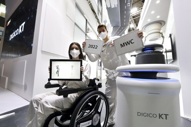 [KT MWC 사진3]KT_세계무대에AI_로봇첫선