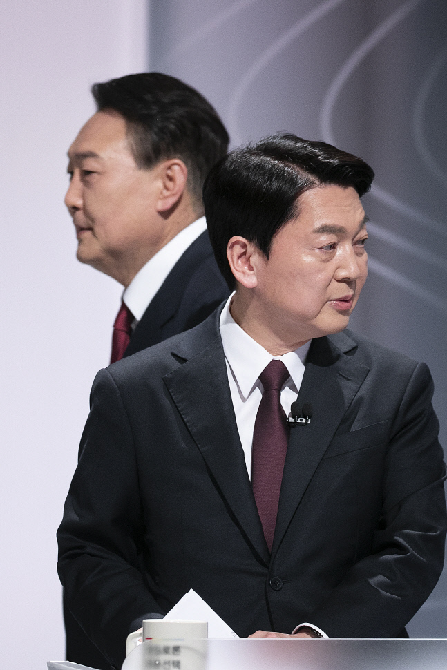 방송토론 참석한 윤석열과 안철수