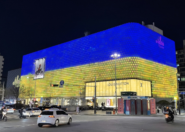 갤러리아百, ‘우크라이나 향한 평화와 위로의 빛’을 밝히다