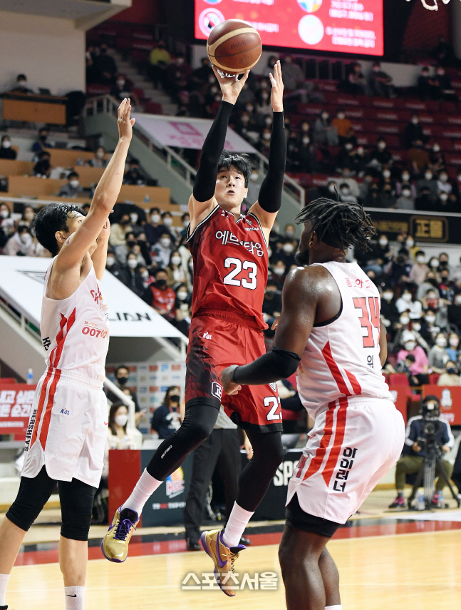 [포토]KGC 전성현의 점프슛
