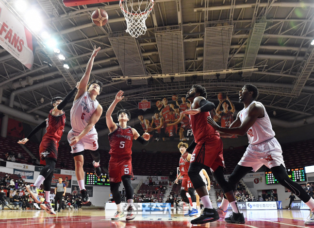 다시 뛰는 KBL, 코로나19로 순위 다툼 예측불가