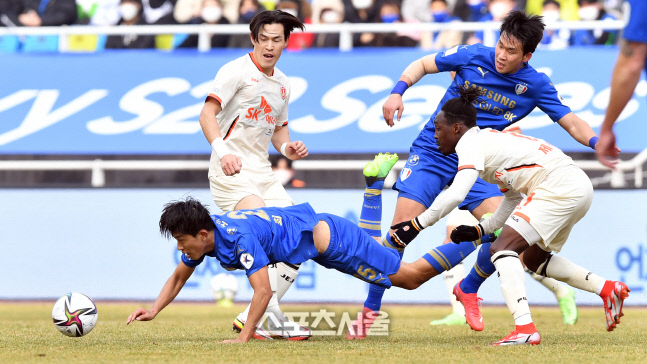 \'날 잡지마!\' 최성근[포토]