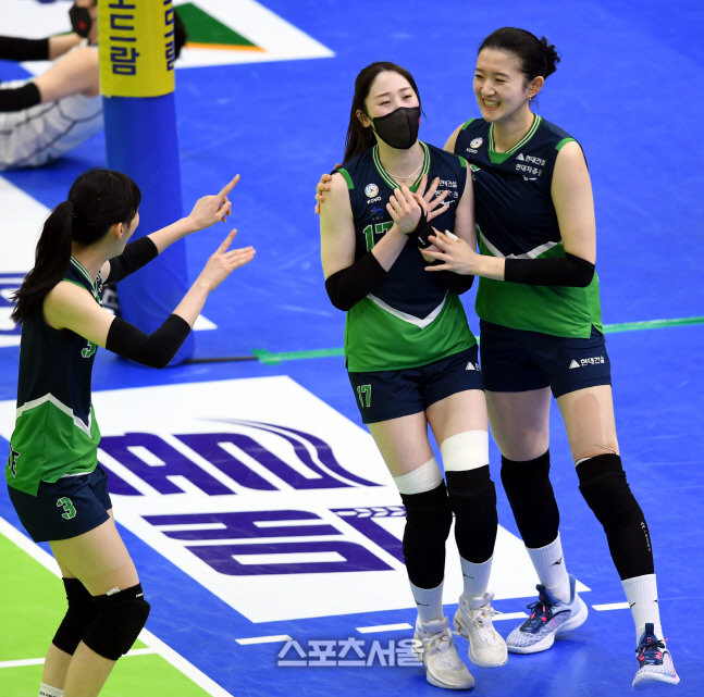 [포토] 이다현-고예림 \'1세트는 우리가 가져간다\'