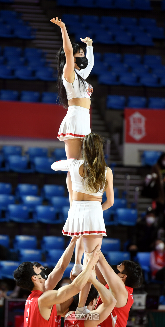 [포토] SK 치어리더 '아찔한 묘기'