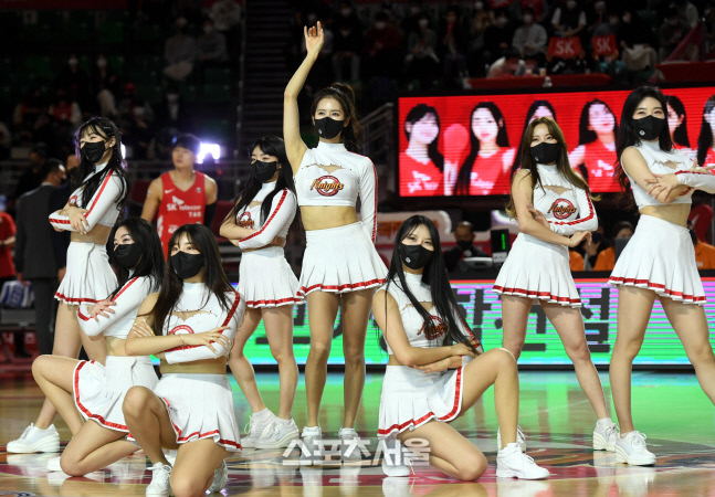 [포토] SK 치어리더 '농구 코트 후끈하게'