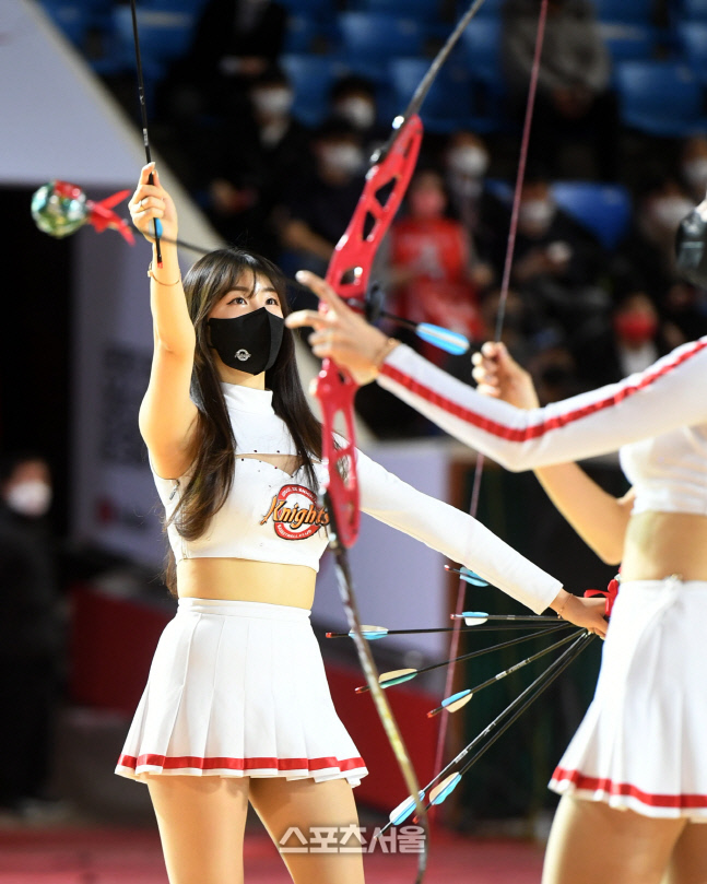 [포토] 치어리더 안지현 '누구한테 선물 줄까?'