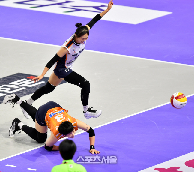 \'흐미 살려야 되는데\' 최수빈[포토]